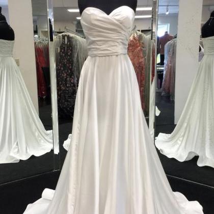 White Satin Sweetheart Neck Long Prom Dress..
