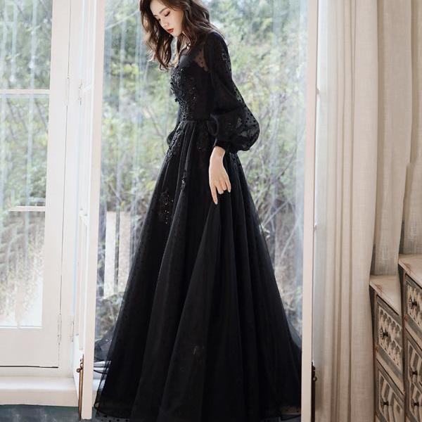 Dramatic Black Evening Dress & Prom Dress with Layered Tulle for a Voluminous Look